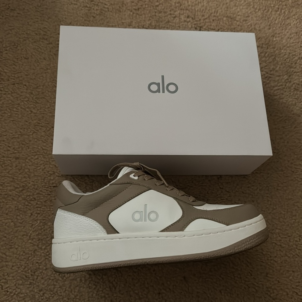 Alo yoga recovery sneaker.
